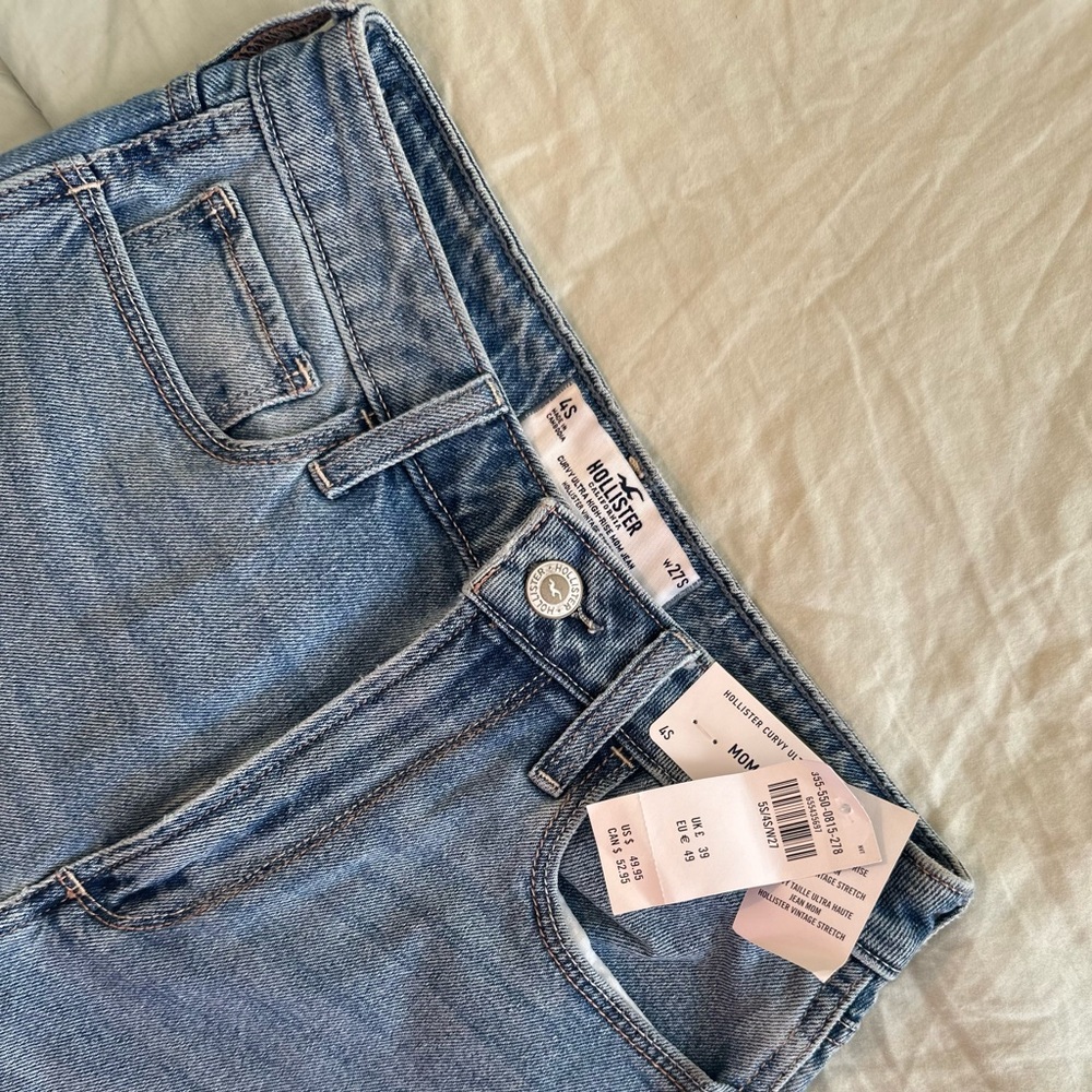 Hollister Curvy Ultra High-Rise Mom Jean